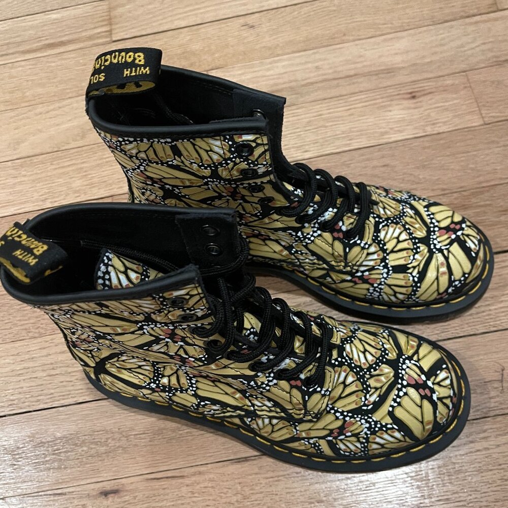 Dr. Martens Women's 1460 Butterfly Print Lace Up Boots NWOB Size 6 - Picture 9 of 12